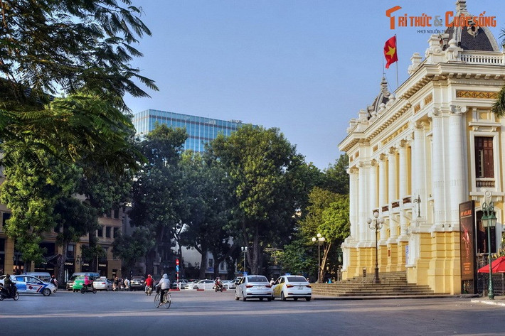 1. Nằm ở phía trước Nhà hát Lớn, Quảng trường Cách mạng Tháng 8 (phường Tràng Tiền, quận Hoàn Kiếm, thành phố Hà Nội) là địa danh gắn với cuộc cách mạng giành lại độc lập cho dân tộc Việt Nam sau một thời kỳ dài nằm dưới sự đô hộ của thực dân Pháp.