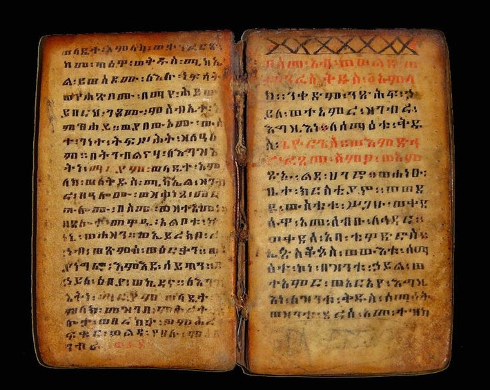 1. Ge’ez là ngôn ngữ cổ linh thiêng của Ethiopia. Từng là ngôn ngữ hành chính và tôn giáo chính của Vương quốc Aksum cổ đại, Ge’ez ngày nay vẫn được dùng trong nghi lễ của Giáo hội Chính thống Ethiopia. Ảnh: Pinterest.