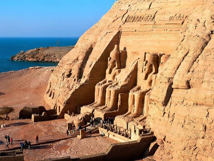 8. Là Di sản Thế giới được UNESCO công nhận. Abu Simbel nằm trong quần thể Di sản Nubia và là biểu tượng cho sự kết hợp giữa di sản cổ đại và nỗ lực bảo tồn hiện đại. Ảnh: Pinterest.