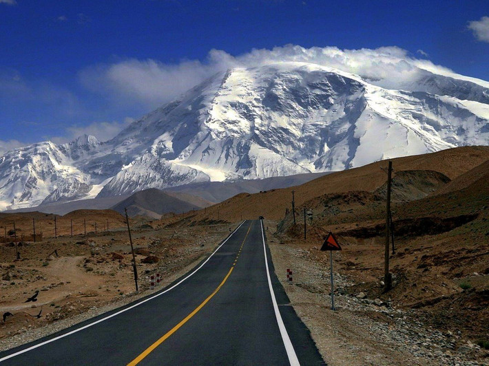  1. Trải dài qua ba quốc gia. Dãy Karakoram băng qua ranh giới giữa Pakistan, Ấn Độ và Trung Quốc, là điểm nóng địa chính trị và cũng là vùng đất có cảnh quan ngoạn mục hiếm có. Ảnh: Pinterest.
