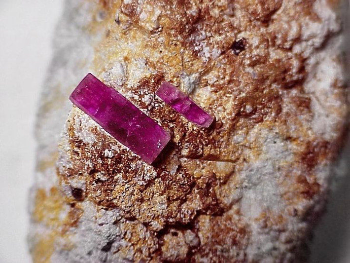 5. Bixbite rất khó khai thác và chế tác. Tinh thể Bixbite thường nhỏ, dễ vỡ và hiếm khi đủ lớn để cắt thành đá quý hoàn chỉnh, làm tăng thêm độ hiếm và giá trị. Ảnh: Pinterest.