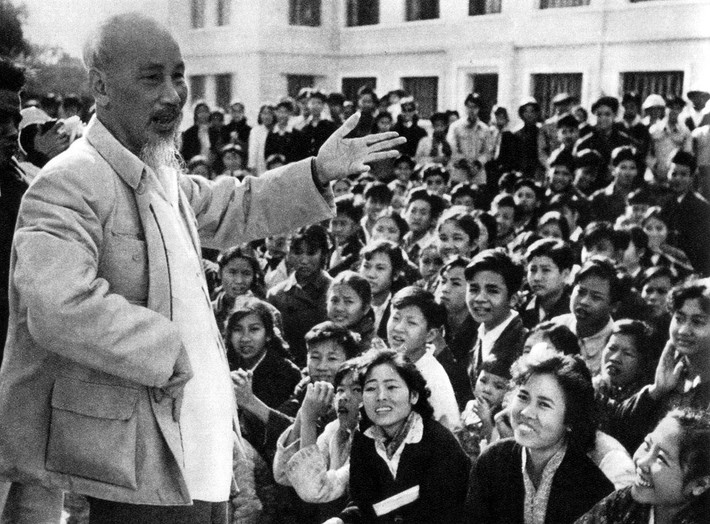 Hồ Chủ tịch nói chuyện với học viên trường Nghệ thuật sân khấu trung ương.