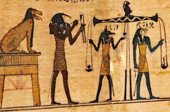 4. Thoth là người cân trái tim trong lễ phán xét linh hồn. Ông giúp cân trái tim người chết với chiếc lông đà điểu của thần Maat để xác định sự trong sạch của linh hồn. Ảnh: Pinterest.