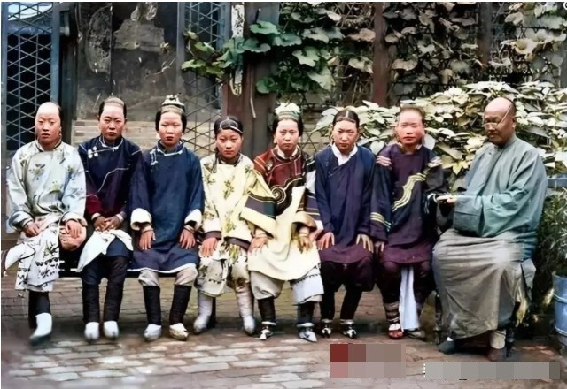 Trong một bức ảnh khác, một người đàn ông đeo kính đang ngồi chụp ảnh cùng bảy bà vợ của mình trên một chiếc ghế dài. Bức ảnh trông rất ấn tượng, người đàn ông mặc trang phục lộng lẫy, các bà vợ thì người e dè, người phóng khoáng, mỗi người một vẻ.