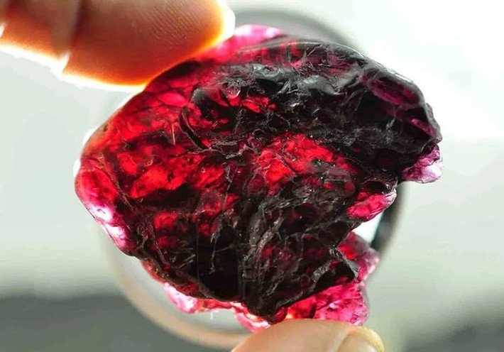 3. Thành phần hóa học độc đáo. Painite chứa canxi, zirconium, boron, nhôm và oxy, với công thức CaZrBAl₉O₁₈ đặc biệt hiếm gặp. Ảnh: Pinterest.