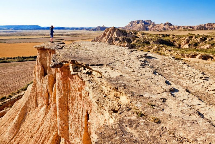6. Địa điểm quân sự bí ẩn. Một phần của Bardenas Reales vẫn được sử dụng làm bãi huấn luyện quân sự, khiến khu vực này có sự pha trộn kỳ lạ giữa du lịch và hoạt động quốc phòng. Ảnh: Pinterest.
