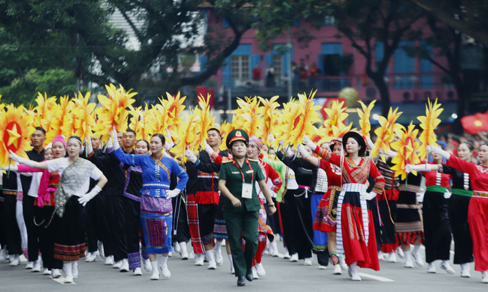 Bên cạnh đó, đoàn đại biểu của cộng đồng các dân tộc anh em với những bộ trang phục truyền thống rực rỡ sắc màu cũng thể hiện sinh động tinh thần đại đoàn kết toàn dân tộc.