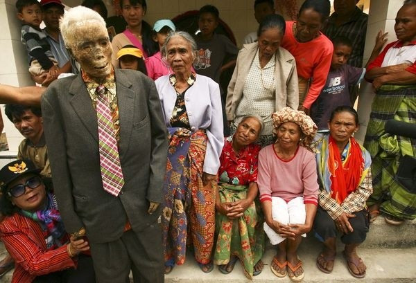 5. Giữ người chết ở nhà: Người Toraja ở Indonesia giữ thi thể tại nhà nhiều năm, chăm sóc như người sống và tổ chức nghi lễ kéo dài để tiễn biệt. Vào những dịp đặc biệt họ còn tắm rửa và thay đồ cho thi thể .