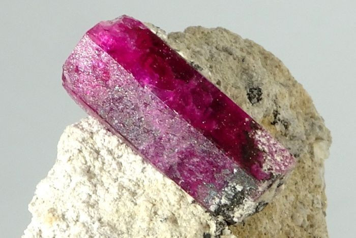 1. Bixbite là một biến thể cực hiếm của họ đá Beryl. Cùng họ với ngọc lục bảo (emerald) và aquamarine, Bixbite sở hữu màu đỏ rực rỡ do nguyên tố mangan tạo nên. Ảnh: Pinterest.