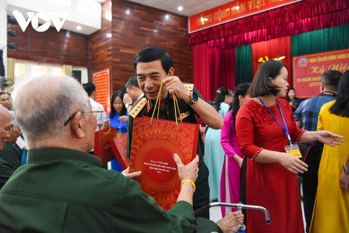 Đại tướng Phan Văn Giang, Bộ trưởng Bộ Quốc phòng trao quà tặng các thương bệnh binh.