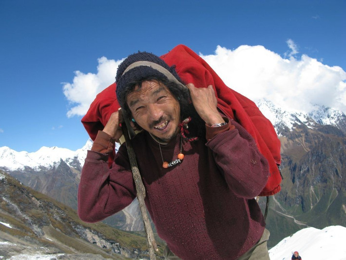 2. Không phải người phương Tây mà người Sherpa đã đặt chân lên Everest trước. Trước khi Edmund Hillary và Tenzing Norgay chinh phục đỉnh núi vào năm 1953, người Sherpa bản địa đã nhiều lần tiếp cận gần đến đỉnh trong các hành trình hỗ trợ leo núi. Ảnh: Pinterest.