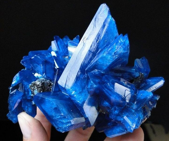 1. Thành phần chính là đồng sunfat. Chalcanthite có công thức hóa học CuSO₄·5H₂O, là dạng khoáng vật hydrat của đồng sunfat. Ảnh: Pinterest.