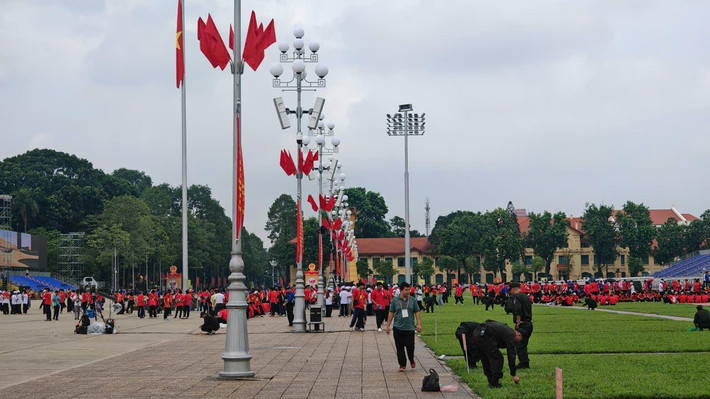 Cả Quảng trường Ba Đình bừng lên sức sống, vừa long trọng vừa phấn khởi, sẵn sàng cho buổi sơ duyệt diễu binh, diễu hành quan trọng của Thủ đô.