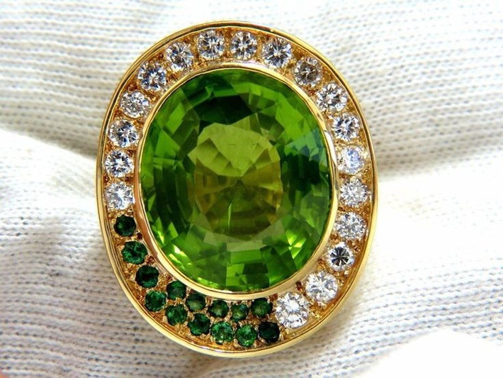 6. Peridot là đá sinh tháng 8. Trong văn hóa phương Tây, những ai sinh vào tháng 8 sẽ có peridot là đá tượng trưng cho may mắn và sức mạnh. Ảnh: Pinterest.