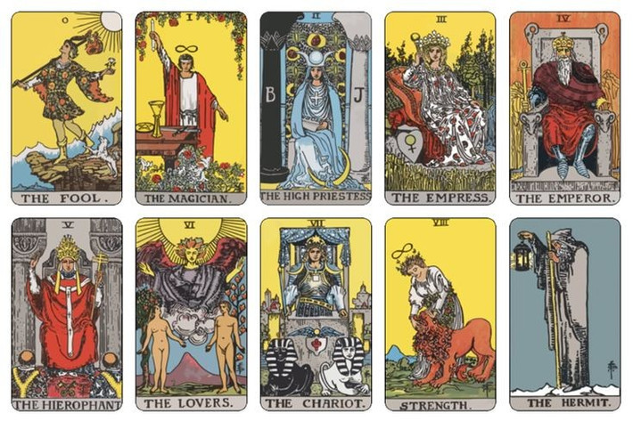 1. Bài Tarot ban đầu không dùng để bói toán. Bộ bài Tarot ra đời vào thế kỷ 15 ở châu Âu như một trò chơi giải trí mang tên "Tarocchi", mãi đến vài trăm năm sau mới được dùng cho mục đích huyền học. Ảnh: Pinterest.