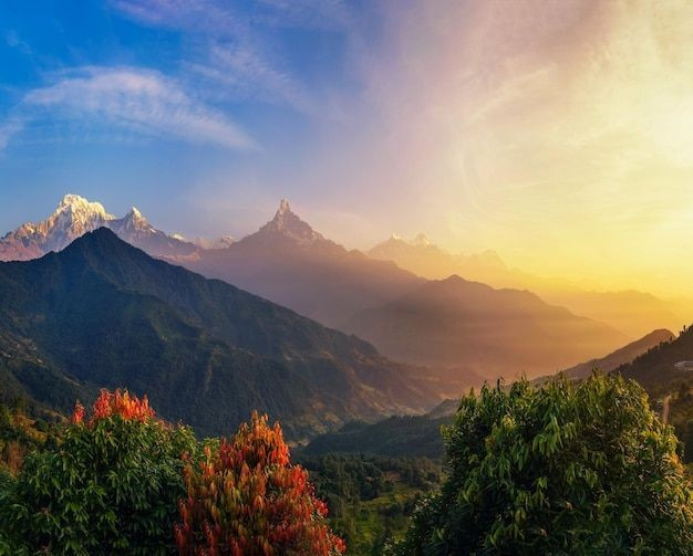 2. Là nơi có 10 trong số 14 đỉnh núi cao nhất thế giới. Bên cạnh Everest, Himalaya còn có các đỉnh như K2, Kangchenjunga, Lhotse, Makalu – đều cao trên 8.000 mét. Ảnh: Pinterest.