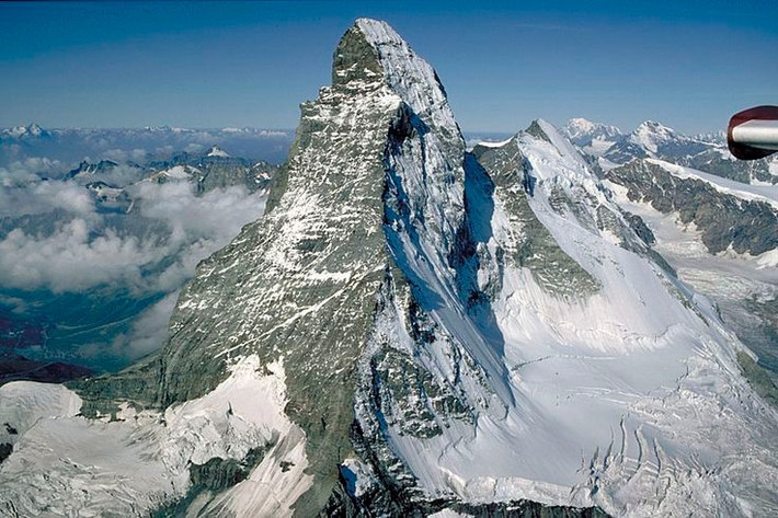 2. Hình dáng chóp nhọn của Matterhorn là kết quả của băng hà. Trải qua hàng triệu năm bị bào mòn bởi băng tuyết, núi có hình thù độc đáo và ấn tượng như ngày nay. Ảnh: Pinterest.