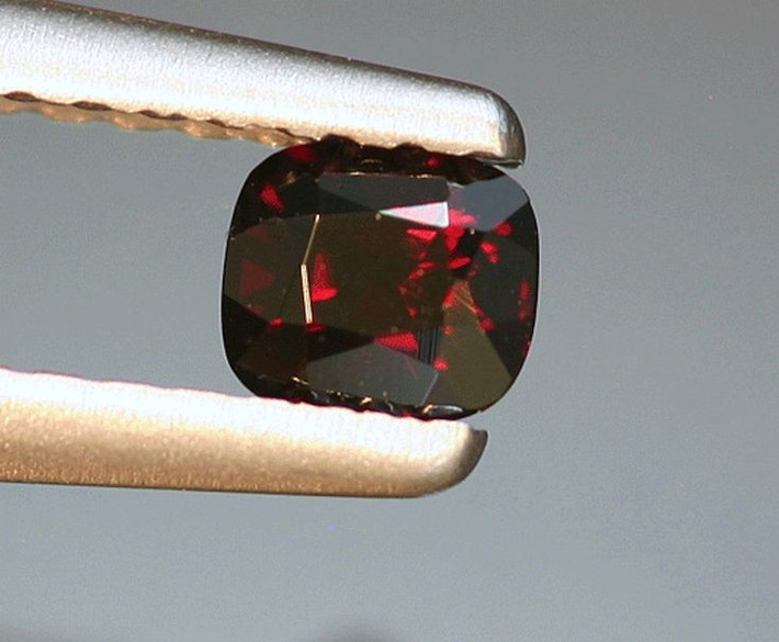8. Giá trị vẫn rất cao. Dù sản lượng khai thác đã tăng nhiều lần, Painite chất lượng cao vẫn được giới sưu tầm trả giá hàng chục nghìn USD mỗi carat. Ảnh: Pinterest.
