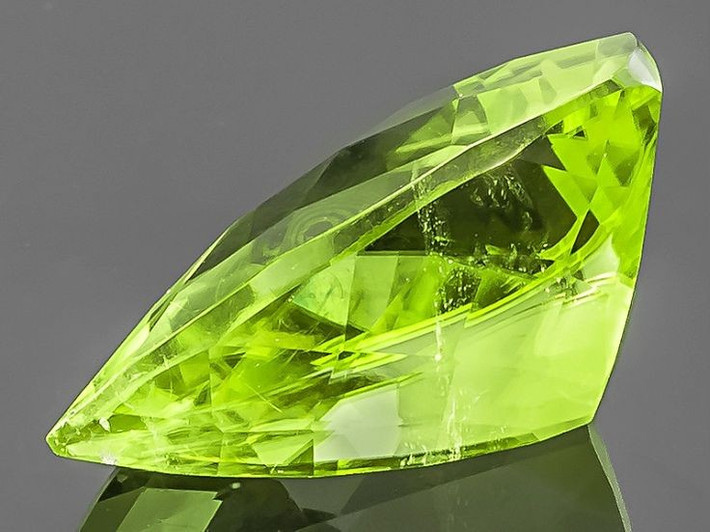 7. Được cho là có khả năng xua đuổi tà ma. Theo tín ngưỡng cổ xưa, peridot bảo vệ người đeo khỏi linh hồn xấu và đem lại sự yên bình nội tâm. Ảnh: Pinterest.