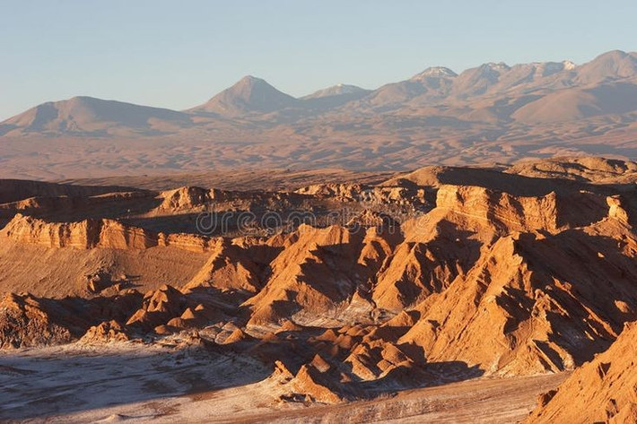 5. Giàu trữ lượng khoáng sản quý. Atacama là một trong những khu vực khai thác đồng và lithium lớn nhất thế giới, đóng vai trò then chốt trong ngành năng lượng toàn cầu. Ảnh: Pinterest.