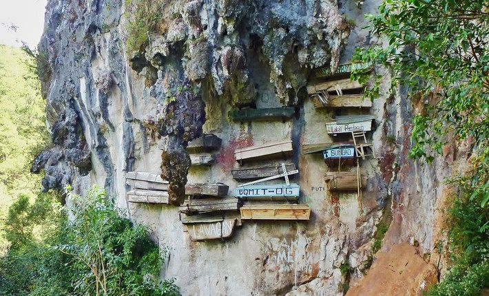 3. Quan tài treo trên vách đá: Người Igorot ở Philippines treo quan tài người chết trên hang đá để linh hồn dễ trở về thế giới bên kia. Phong tục này đã tồn tại hơn 2.000 năm. Ảnh: Rough Guides