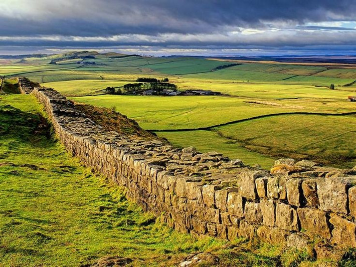 7. Là Di sản Thế giới UNESCO từ năm 1987. Bức tường Hadrian được công nhận là một trong những kỳ quan khảo cổ lớn nhất châu Âu, minh chứng cho sự hiện diện và tổ chức quân sự của đế chế La Mã. Ảnh: Pinterest.