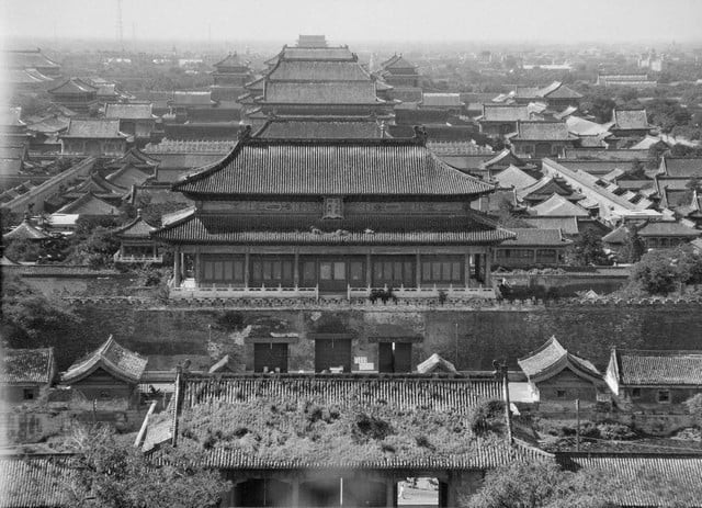 Một góc hoang tàn ở Môi Sơn (nay gọi là Cảnh Sơn). Sáng ngày 19/3/1644 (tức ngày 25/4/1644 dương lịch), Sùng Trinh đế (vị Hoàng đế cuối cùng của nhà Minh, trước khi thiên hạ rơi vào tay người Mãn) treo cổ tự vẫn tại đây.