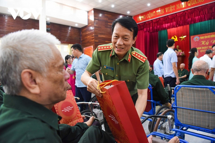 Đại tướng Lương Tam Quang, Bộ trưởng Bộ Công an trao quà tặng các thương bệnh binh.