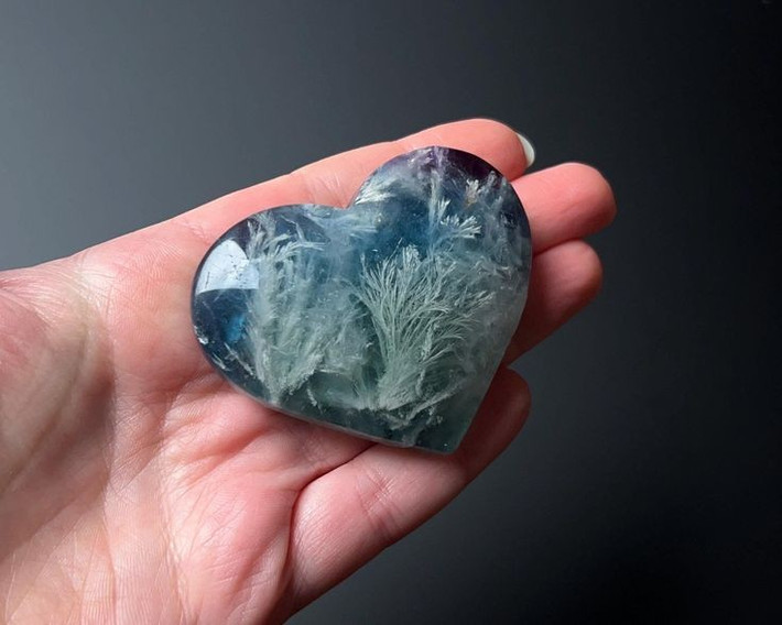 8. Được yêu thích trong phong thủy. Fluorite thường được tin là mang lại sự tập trung tinh thần và khả năng cân bằng năng lượng. Ảnh: Pinterest.
