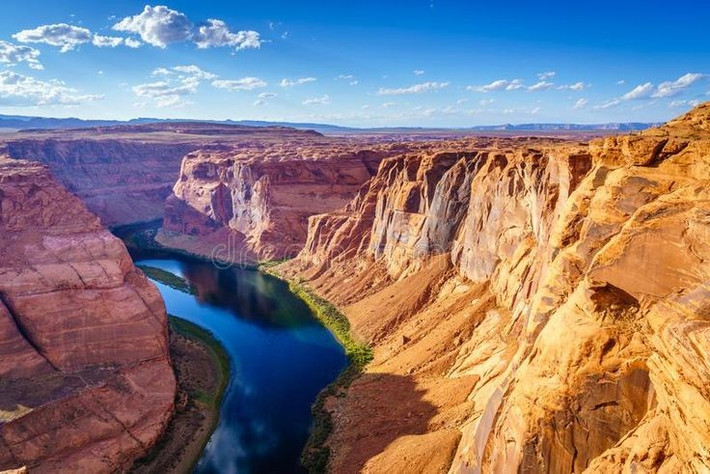  Hẻm núi dài hơn 440 km. Grand Canyon kéo dài qua bang Arizona, với chiều rộng trung bình 16 km và sâu hơn 1,6 km. Ảnh: Pinterest.