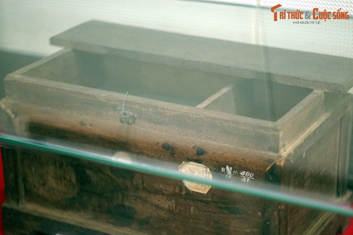 Hòm phiếu dùng trong ngày bầu cử Đại biểu Quốc hội khóa 1 của nhân dân huyện Tuyên Hóa, tỉnh Quảng Bình, ngày 6/1/1946. Ngày 3/9/1945, trong phiên họp đầu tiên của Chính phủ lâm thời, Chủ tịch Hồ Chí Minh đã đề nghị Chính phủ “tổ chức càng sớm càng hay cuộc tổng tuyển cử với chế độ phổ thông đầu phiếu. Tất cả công dân trai gái mười tám tuổi đều có quyền ứng cử và bầu cử, không phân biệt giàu, nghèo, tôn giáo, dòng giống…”.