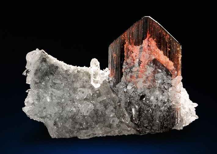 5. Hiếm gặp trên thế giới. Brookite được tìm thấy ở một số khu vực như Pháp, Thụy Sĩ, Na Uy, Pakistan và Mỹ, thường ở dạng tinh thể nhỏ. Ảnh: Pinterest.