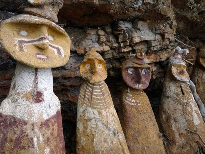 2. Quan tài có hình người độc đáo. Nhiều ngôi mộ của người Chachapoya sử dụng loại quan tài hình người được chạm khắc từ đất sét và đá, tạo nên một vẻ ngoài huyền bí và linh thiêng. Ảnh: Pinterest.