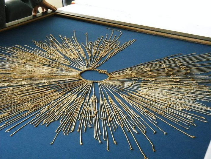 5. Gắn liền với chức danh “Quipucamayoc” – người đọc Quipu. Quipucamayoc là các chuyên gia huấn luyện để “đọc” và “viết” Quipu, họ có vai trò tương tự như thư ký hay kế toán trong bộ máy hành chính Inca. Ảnh: Pinterest.