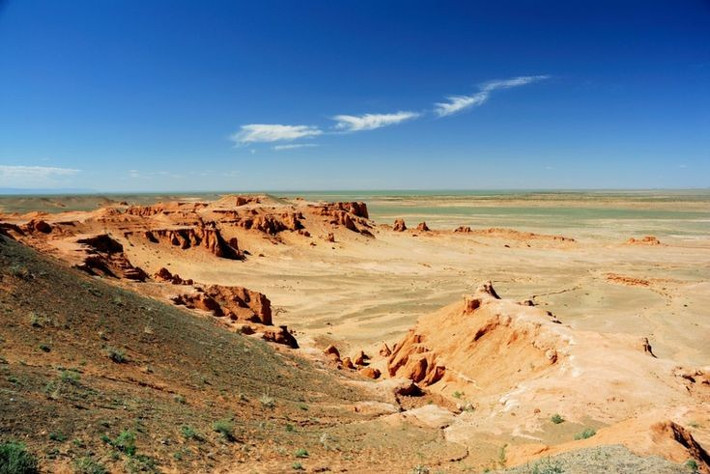 2. Không phải toàn bộ sa mạc Gobi đều là cát. Trái với hình dung phổ biến, phần lớn sa mạc Gobi là đất đá, sỏi và đồng cỏ khô cằn – chứ không phải cồn cát mịn như sa mạc Sahara. Ảnh: Pinterest.