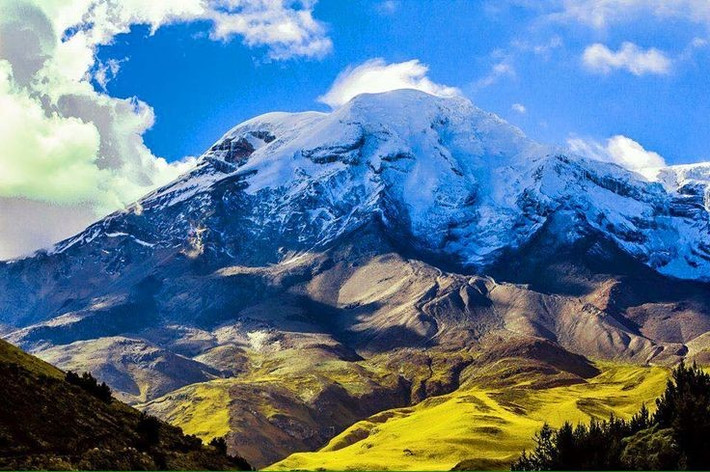 1. Chimborazo là điểm xa nhất từ tâm Trái Đất. Dù không cao hơn Everest so với mực nước biển, nhưng do nằm gần xích đạo, đỉnh Chimborazo là điểm xa nhất tính từ tâm Trái Đất, nhờ vào sự phình ra của hành tinh tại xích đạo. Ảnh: Pinterest.