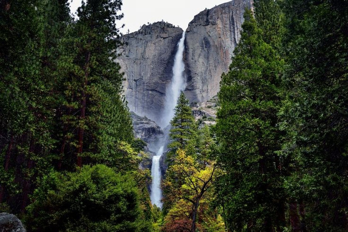 2. Gồm ba tầng chính. Thác Yosemite được chia thành ba phần: Thượng, Trung và Hạ, tạo nên cảnh quan ấn tượng quanh năm. Ảnh: Pinterest.