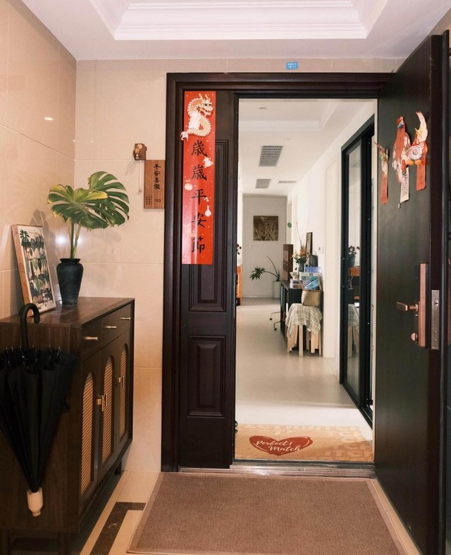 Cây xanh ngày càng phát triển tươi tốt: Còn nếu nhà bạn tràn ngập màu xanh của cây cối và những chậu cây lúc nào cũng tươi tốt, mơn mởn thì đây là dấu hiệu rõ ràng cho thấy nhà đang vượng khí. Cây cối sinh trưởng khỏe mạnh chứng minh môi trường sống trong lành, tích cực. Đặc biệt, nếu cây ra hoa đúng mùa hoặc đâm chồi nảy lộc thì không chỉ đẹp mắt mà còn là lời "thì thầm" của vũ trụ rằng vận khí trong nhà đang cực kỳ tốt đấy.