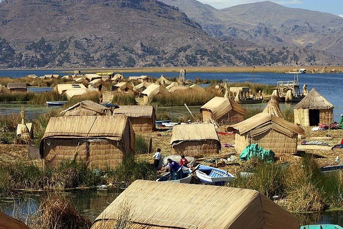 3. Có hơn 40 hòn đảo, một số có người dân sinh sống lâu đời. Trong số đó, đảo Taquile và Amantaní nổi tiếng với văn hóa dệt truyền thống, còn đảo Uros được làm hoàn toàn từ lau sậy. Ảnh: Pinterest.
