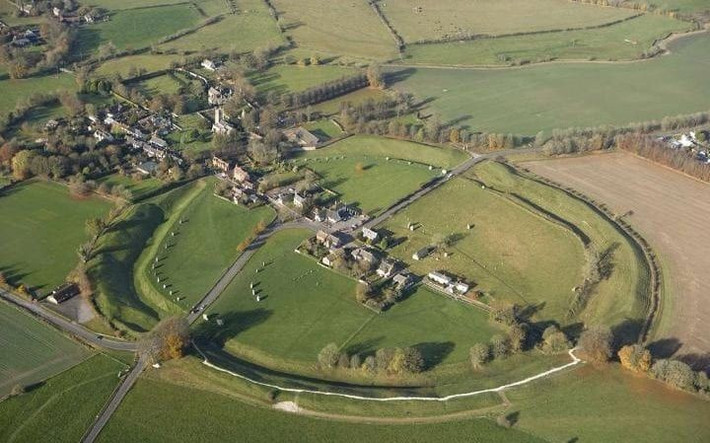 8. Nằm trong di sản thế giới UNESCO. Cùng với Stonehenge và các di tích lân cận, Avebury được UNESCO công nhận năm 1986. Ảnh: Pinterest.