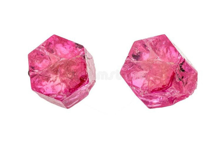 Màu đỏ độc đáo. Màu đỏ đặc trưng của Bixbite đến từ nguyên tố mangan trong cấu trúc tinh thể, tạo nên vẻ đẹp rực rỡ khác biệt. Ảnh: Pinterest.