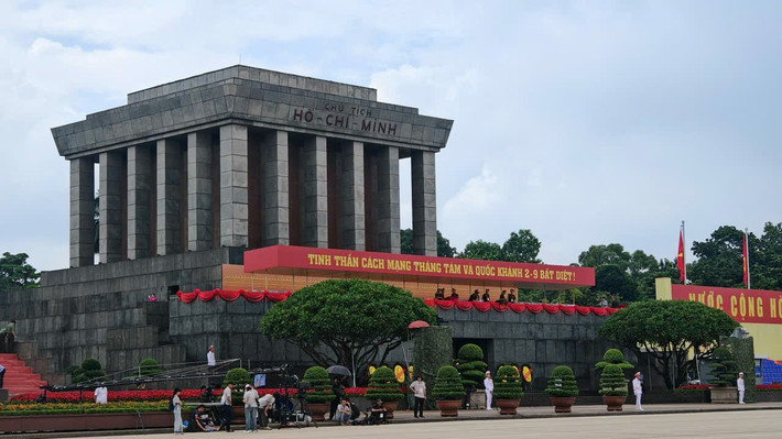Chiều 27/8/2025, không khí tại Quảng trường Ba Đình trở nên sôi động và trang nghiêm trước giờ sơ duyệt diễu binh, diễu hành A80.