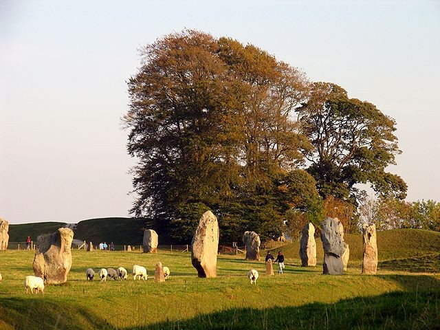 7. Gắn liền với huyền thoại dân gian. Nhiều truyền thuyết địa phương coi Avebury là nơi linh thiêng, chứa sức mạnh siêu nhiên. Ảnh: Pinterest.