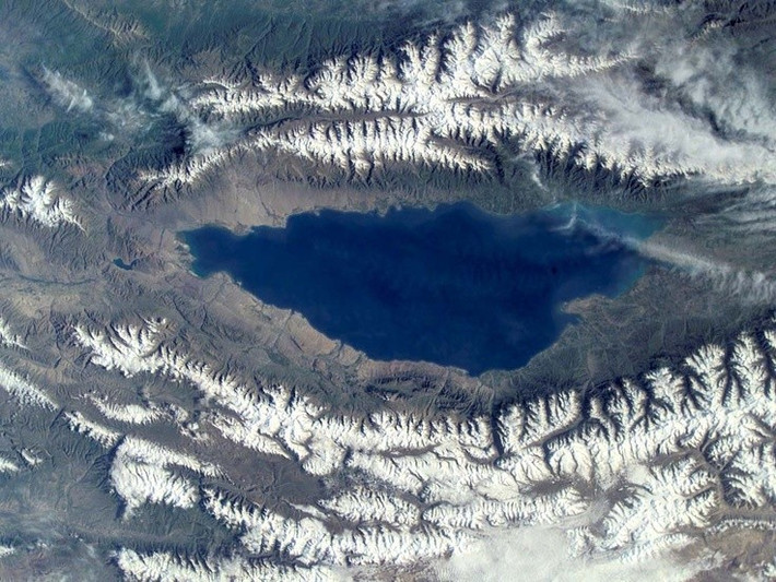 Là niềm tự hào văn hóa của Kyrgyzstan. Hồ Issyk-Kul xuất hiện trong ca dao, truyện cổ và quốc huy của quốc gia Trung Á này. Ảnh: Pinterest.