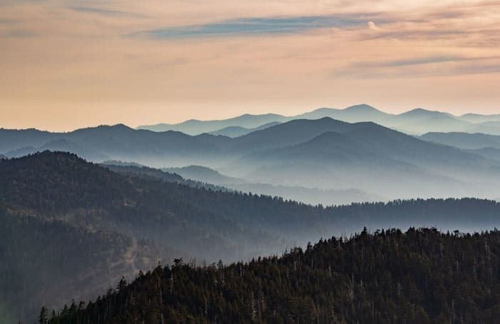 Tên gọi Great Smoky (Khói Lớn) đến từ làn sương xanh đặc trưng. Hơi nước từ cây cối tạo thành màn sương mờ xanh biếc che phủ núi rừng quanh năm. Ảnh: Pinterest.