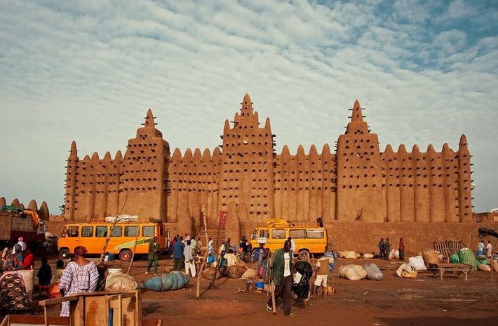 Lễ hội trát bùn hằng năm. Mỗi năm, cộng đồng Djenné cùng nhau tổ chức lễ hội trát bùn để tu sửa, giữ cho công trình luôn bền vững. Ảnh: Pinterest.