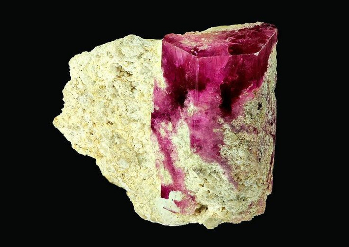 4. Nhiều người từng nhầm lẫn Bixbite với ruby. Do có màu đỏ tương tự, Bixbite từng bị nhầm với ruby cho đến khi được xác định là một khoáng vật riêng biệt vào năm 1904. Ảnh: Pinterest.