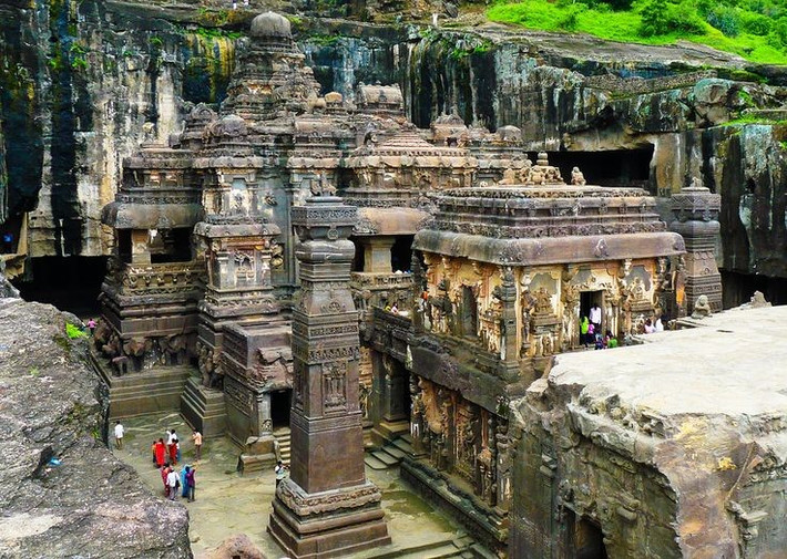Ellora vẫn là điểm hành hương linh thiêng. Mỗi năm, hàng triệu tín đồ và du khách đến chiêm bái, cảm nhận vẻ đẹp vượt thời gian của công trình đá này. Ảnh: Pinterest.