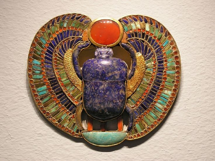 7. Từng là biểu tượng quyền lực của Pharaoh. Các vị vua Ai Cập cổ thường khắc tên mình lên hình bọ hung thiêng và dùng làm ấn tín hoàng gia, biểu trưng cho vương quyền vĩnh cửu. Ảnh: Pinterest.