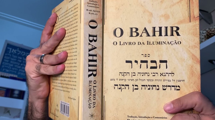 2. Tên đầy đủ của sách là “Sefer Ha-Bahir” nghĩa là “Sách của Sự Sáng”. Cái tên ám chỉ việc khai mở tri thức ẩn giấu thông qua ánh sáng thiêng liêng – một hình ảnh chủ đạo trong tư tưởng Kabbalah. Ảnh: Pinterest.